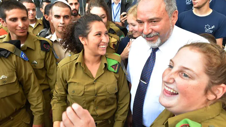 חלק מהחיילים עם השר ליברמן