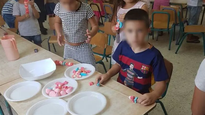 אוכלים ממתקים בגן