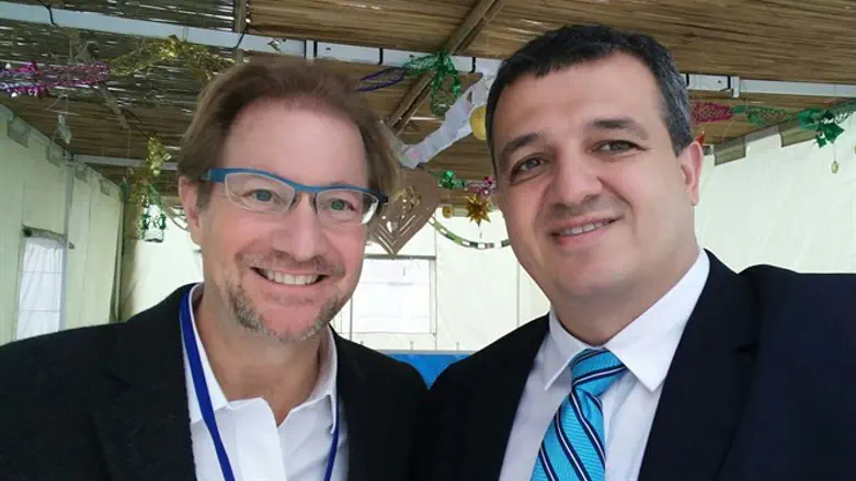 Кармель Шама Ха-Коэн с послом Мексики в шалаше