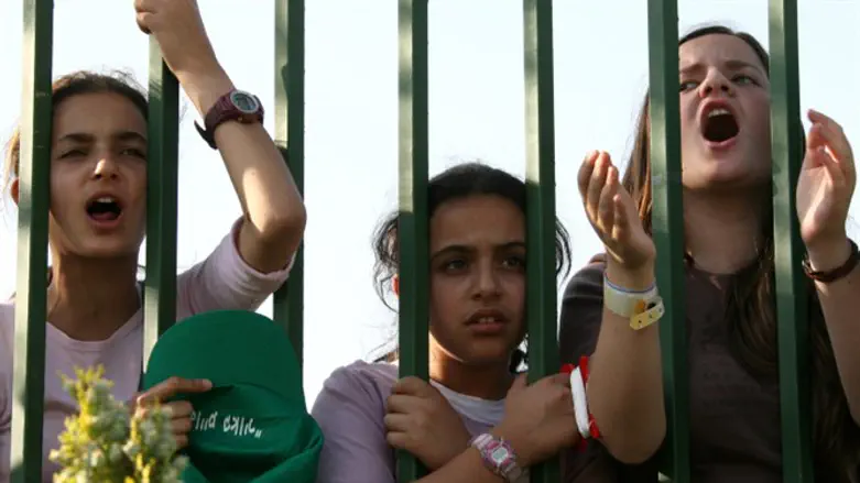 Girls from Gush Katif protest Disengagement
