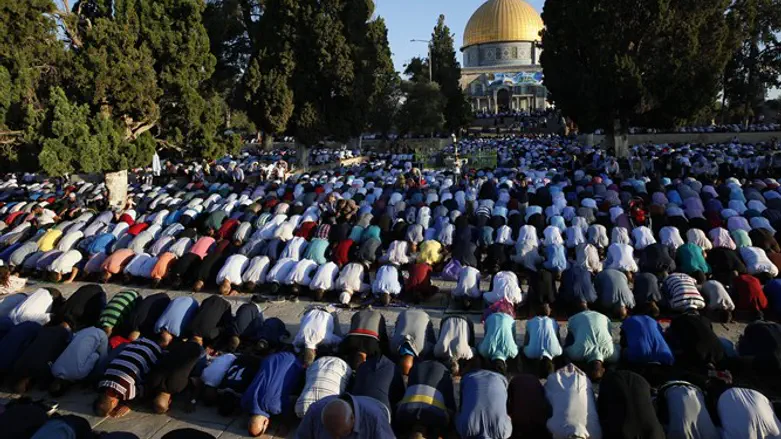 Muslims turn their backs to Al-Aqsa during prayer