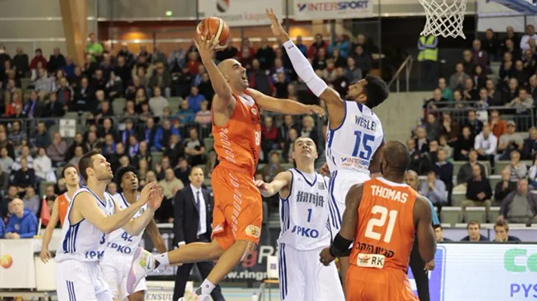 אלישי כדיר בדרך לסל