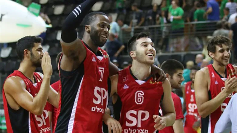 תמיר בלאט ואלאנדו טאקר חוגגים את הניצחון, הערב