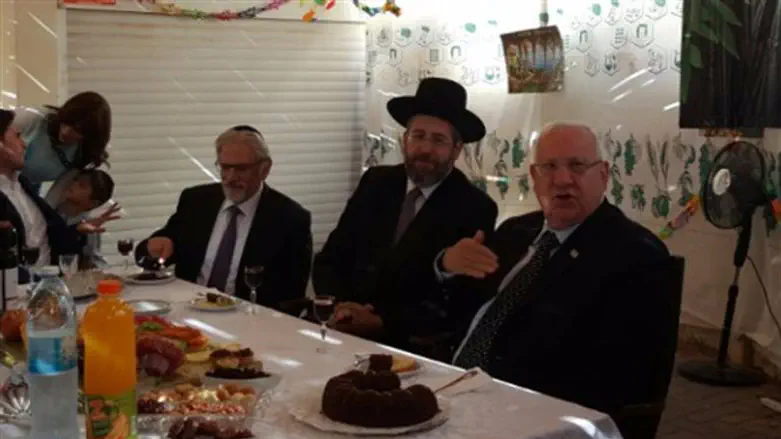 הנשיא ריבלין בסוכתו של הרב הראשי לאו