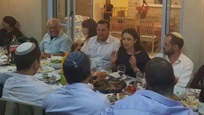 השרה שקד בסוכת ראש מועצת השומרון