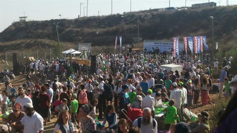 Thousands show support for Amona