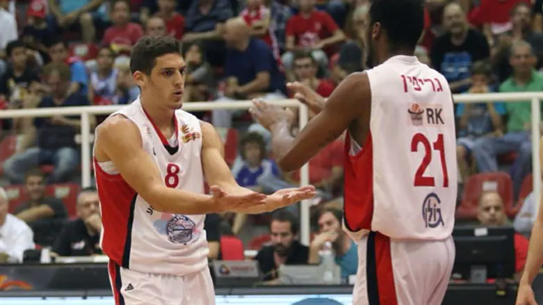 אריק גריפין וחואקין שוכמן חוגגים את הניצחון על ירושלים, הערב