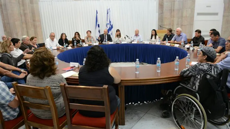 הועדה בדיון ראשון