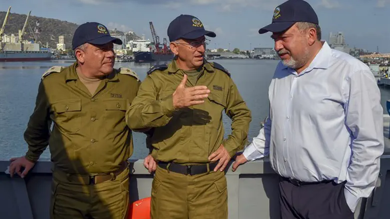 מוכן להסיר את המצור הימי אך מסרב לדבר עם החמאס. ליברמן עם בכירי צה"ל