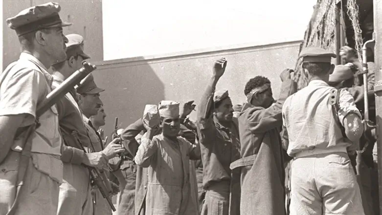 IDF guards prisoners in War of Independence