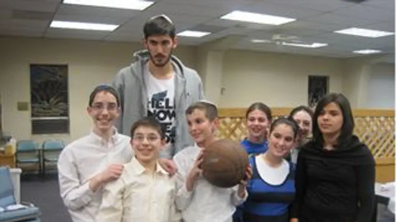 עמרי כספי עם חניכי בני עקיבא