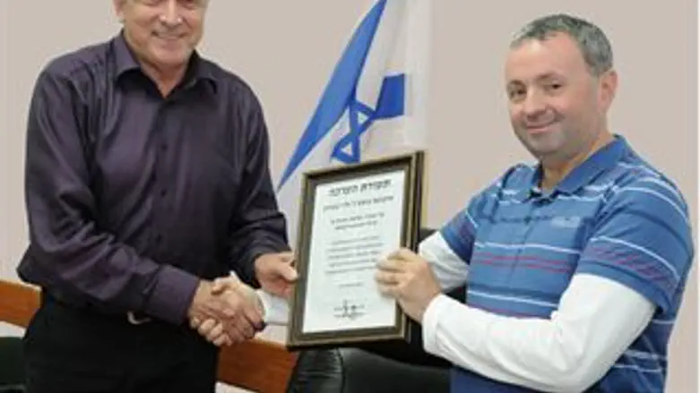 השר מעניק את התעודה