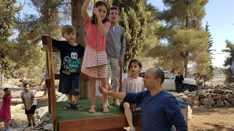 השר הילדים והאומגה. בנט בעוז וגאו"ן