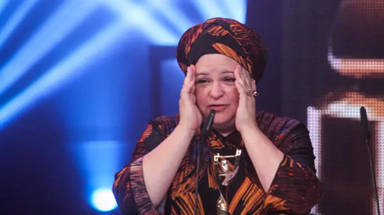 הבימאית רמה בורשטיין מקבלת את פרס אופיר על סרטה הקודם, "למלא את החלל"