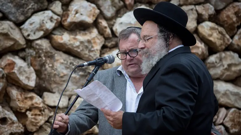 Сын Рехавама Зеэви читает "Кадиш"