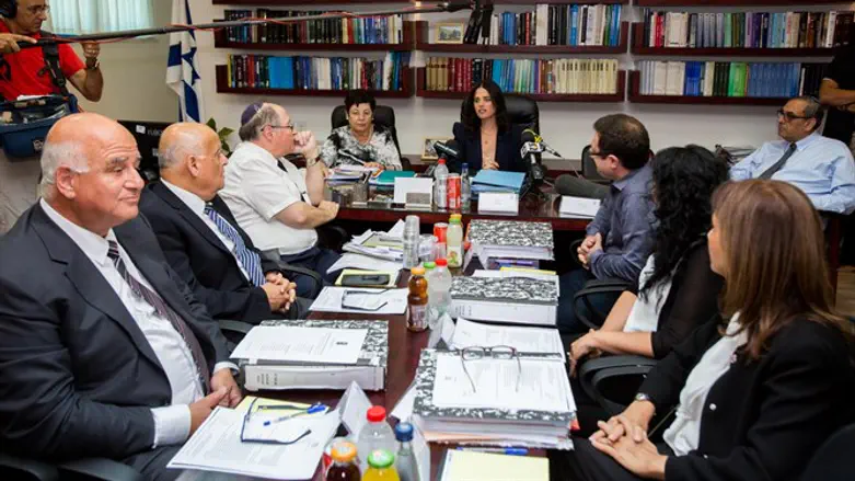 השופטים מצביעים תמיד כמקשה אחת. השרה שקד והנשיאה נאור בוועדה למינוי שופטים