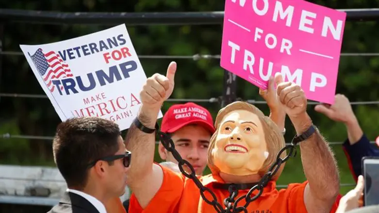 תומך טראמפ מחופש לאסירה הילארי 