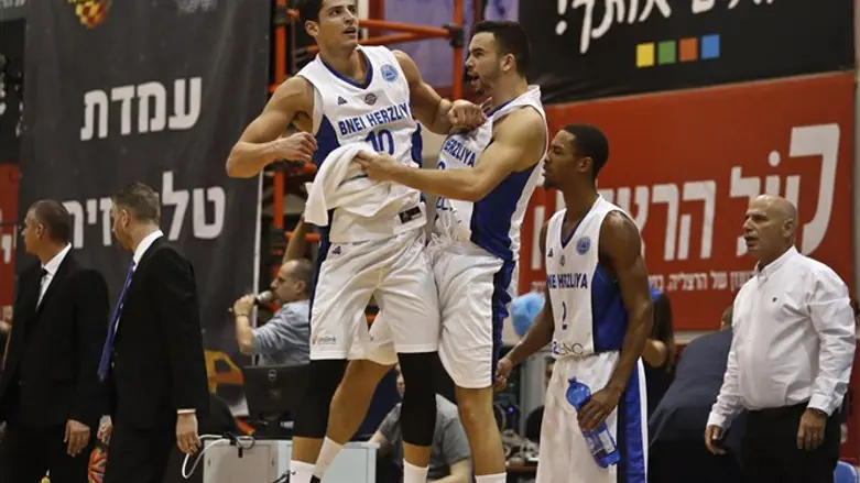 שחקני הרצליה חוגגים את הניצחון, הערב