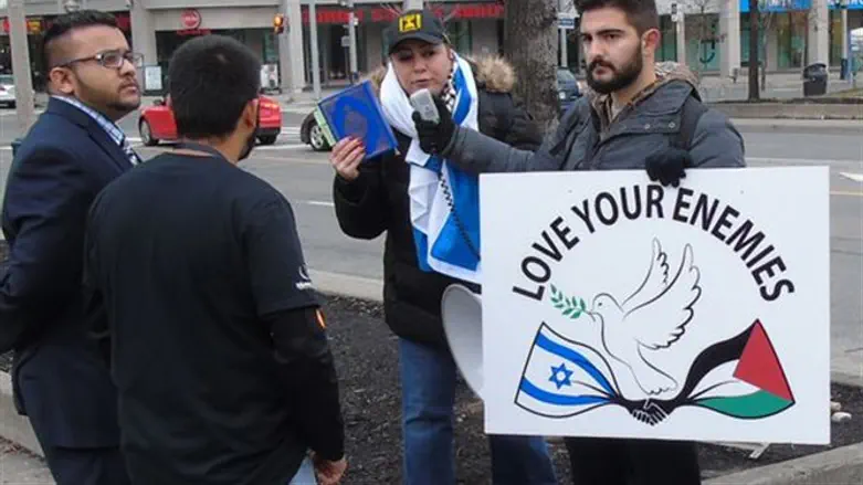 Сандра Саломон с флагом Израиля на шее