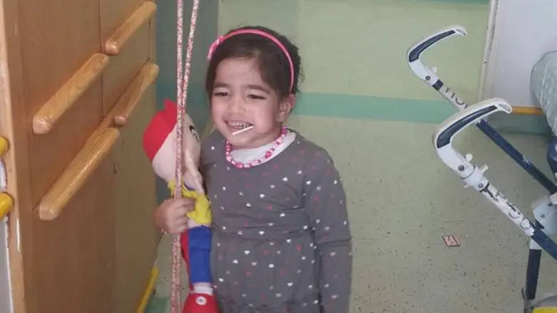 תהל סופר שנפצעה בפיגוע יוצאת מבית החולים