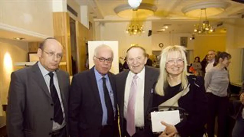 הזוג אדלסון, עמוס רגב ופרופ' פולק