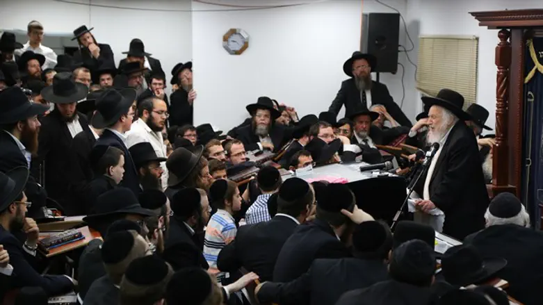 הרב אוירבך וחסידיו