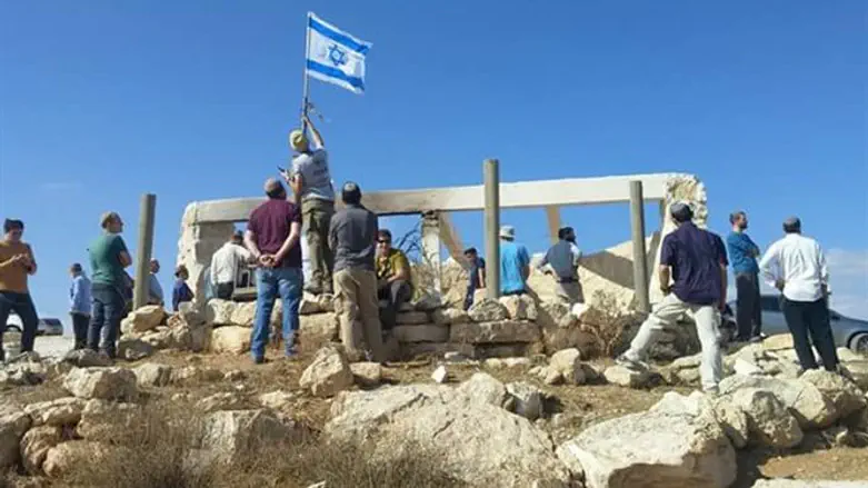 משקמים את האנדרטה