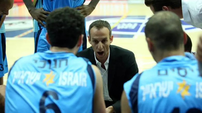 קטש מתדרך את שחקניו. שמרו על הבית