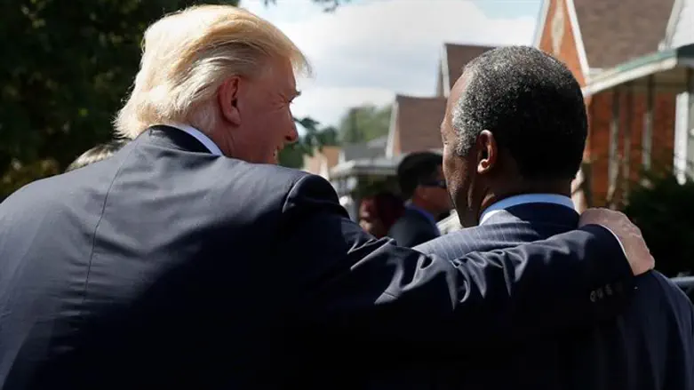 טראמפ עם ד"ר בן קרסון בדיטרויט
