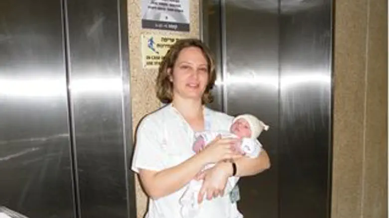 המיילדת והתינוקת סמוך למעלית