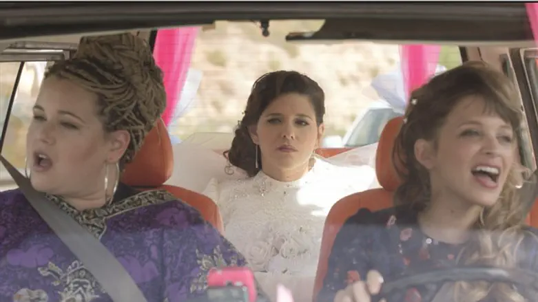 הגיבורה משחקת הורדת ידיים עם המציאות. 'לעבור את הקיר'