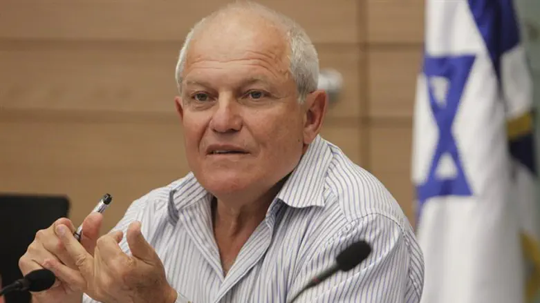 מציג מתווה. השר חיים כץ