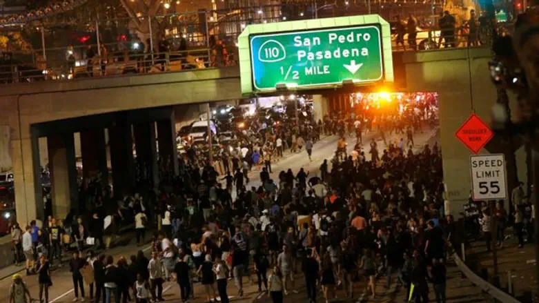 Rioters shut down California highway