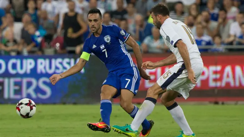 זהבי במדי הנבחרת מול איטליה. הקפטן זמן