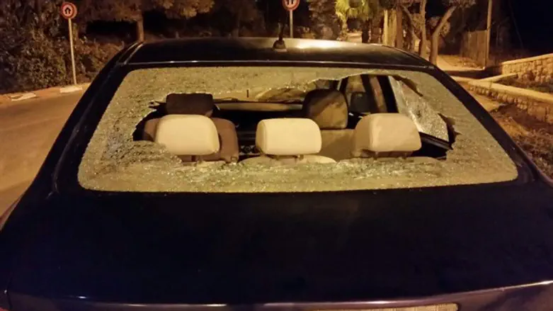 מכונית שניזוקה מאבנים. ארכיון