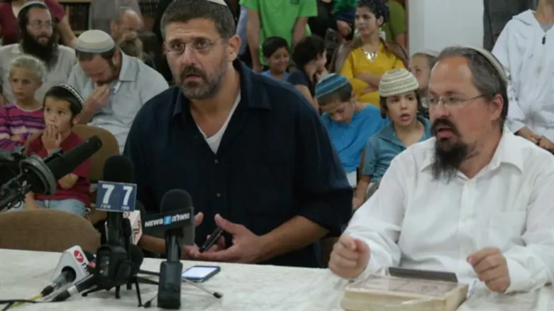 Emergency meeting in Amona