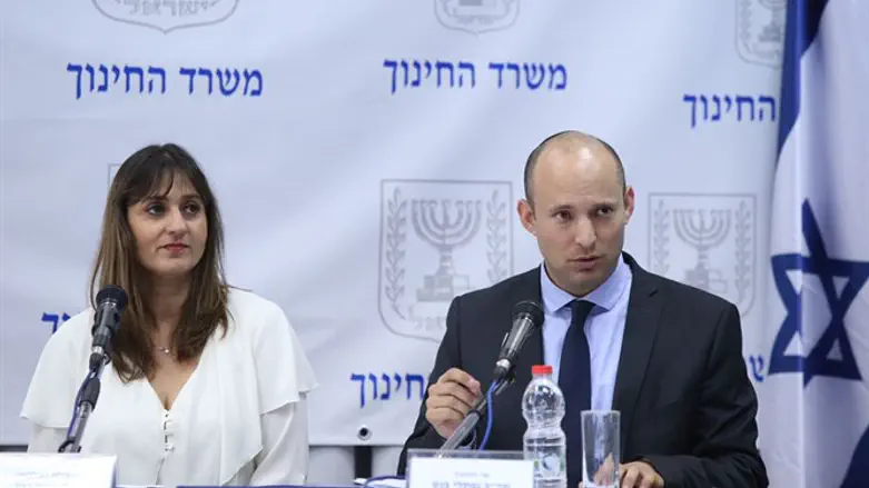 Education Minister presents achievement scores