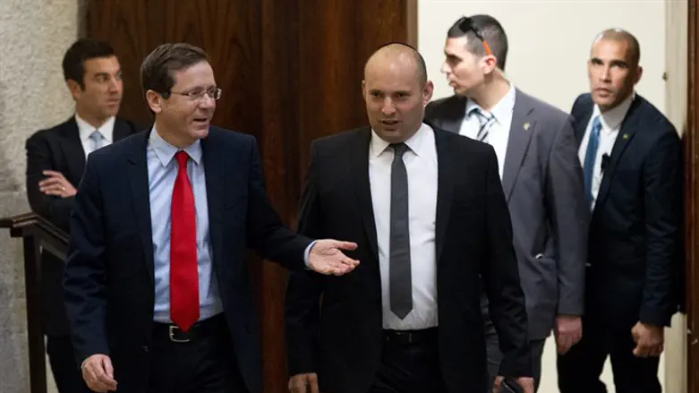 גיבוי לנתניהו מתוך הנגמ"ש. בנט מול הרצוג