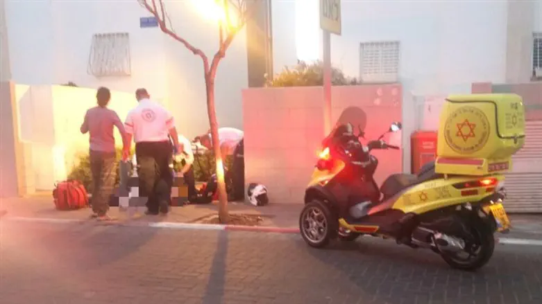 חובשי מד"א מנסים להחיות את הצעיר שחוסל