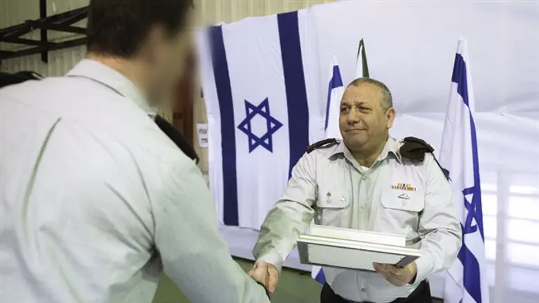 הרמטכ"ל מעניק את הצל"ש