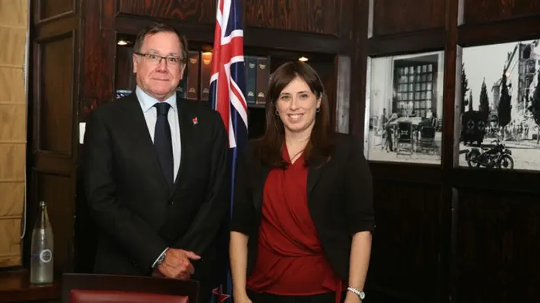 חוטובלי עם סגן שר החוץ הניו זילנדי, היום