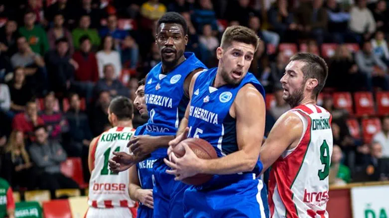 קנאסביץ' מנסה לשמור על הכדור, הערב