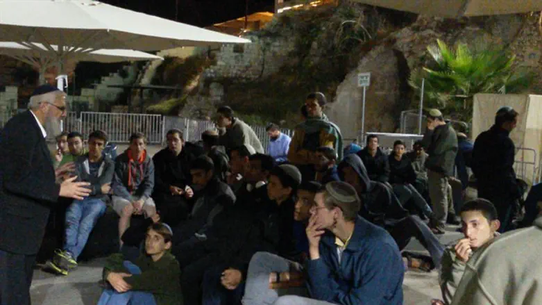 הרב בן ישי בפני התלמידים