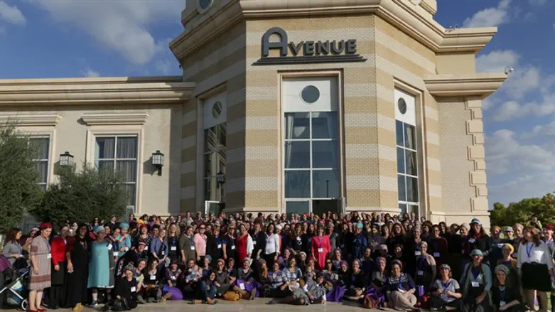 תמונה קבוצתית של משתתפות הועידה