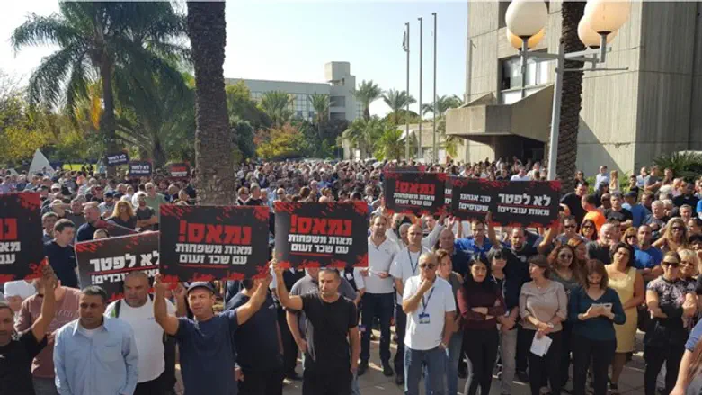 Striking El Al workers