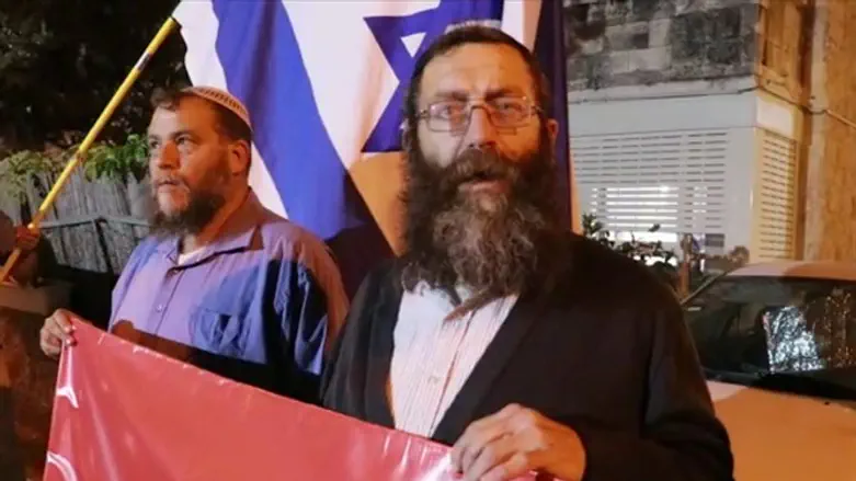 צפו: פעילי הימין מול ביתה של נאור