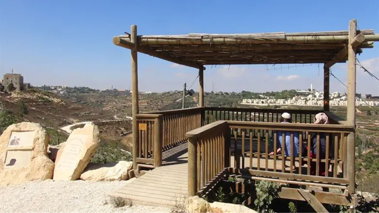 המצפה לזכר מורנו בדרך האבות