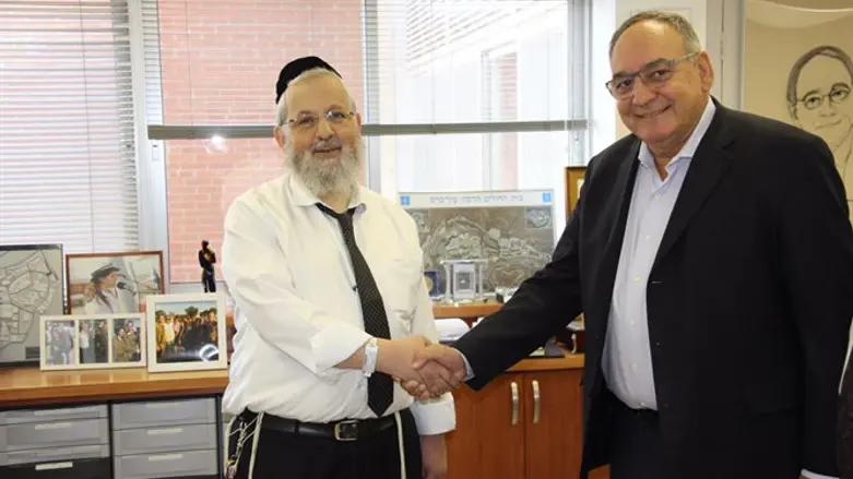 Hadassah Director-General Ze'ev Rothstein and new parent Yitzhak Peres