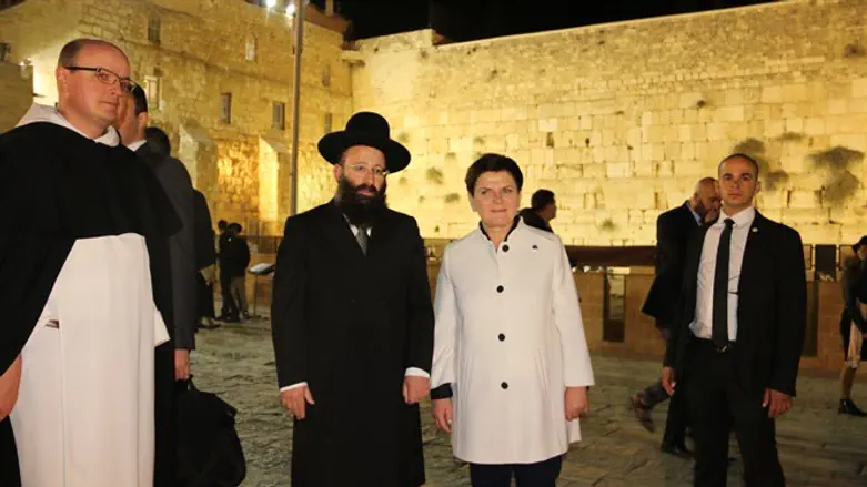 ראש ממשלת פולין בכותל. הערב