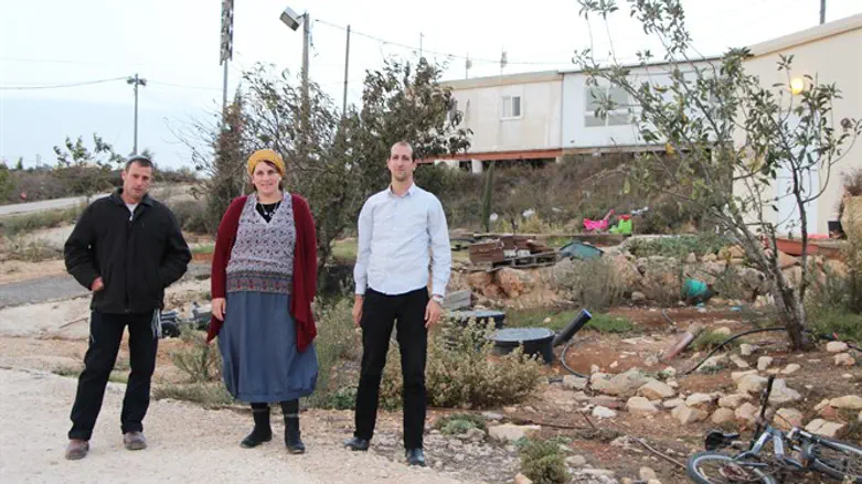 "את השליחות שלנו עשינו". מימין: אבי חמו, טלי יהב ויהודה ברוכי